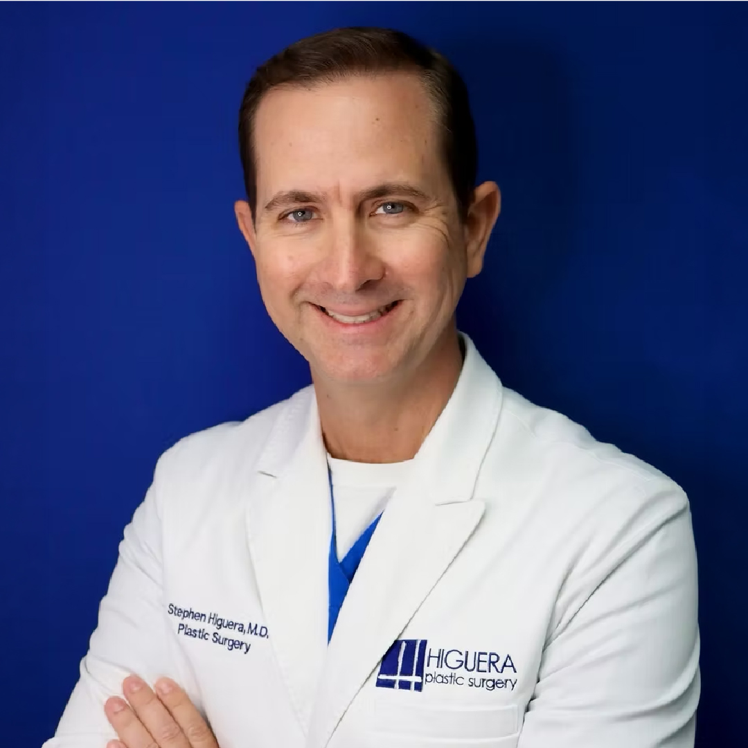 Dr. Stephen Higuera, MD, cirujano plástico, con bata blanca y el logo de Higuera Plastic Surgery